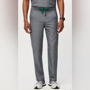 Figs Men’s Axim Cargo Scrub Pants in Graphite Sz M